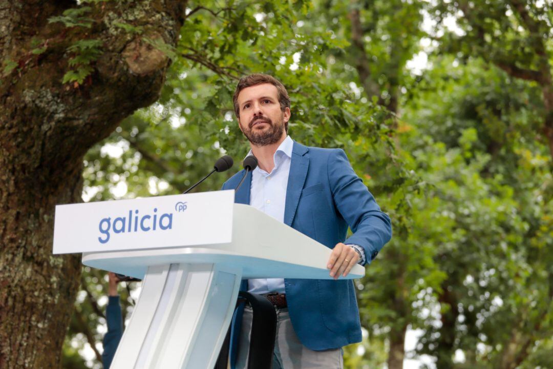 El presidente del PP, Pablo Casado, en el acto de arranque político en Cerdedo-Cotobade, carballeira de San Xusto. 30 de agosto de 2021.