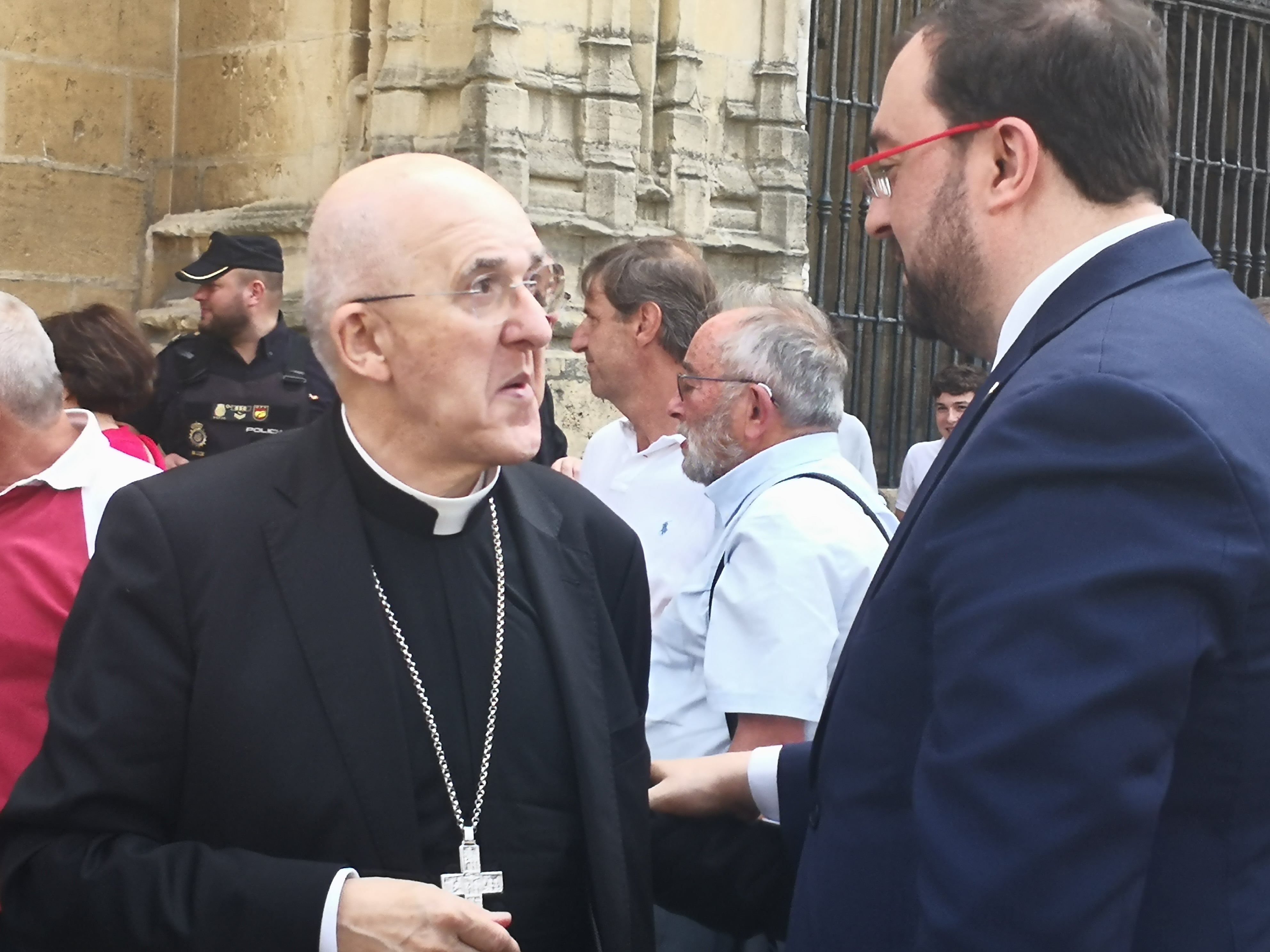 El presidente del Principado, Adrián Barbón saludando tras el funeral de Gabino Díaz Merchán, al que fuera Arzobispo de Oviedo, ahora de Madrid y vicepresidente de la Conferencia Episcopal Española, Carlos Osoro.