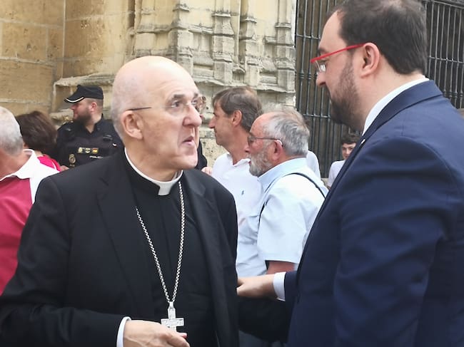 El presidente del Principado, Adrián Barbón saludando tras el funeral de Gabino Díaz Merchán, al que fuera Arzobispo de Oviedo, ahora de Madrid y vicepresidente de la Conferencia Episcopal Española, Carlos Osoro.