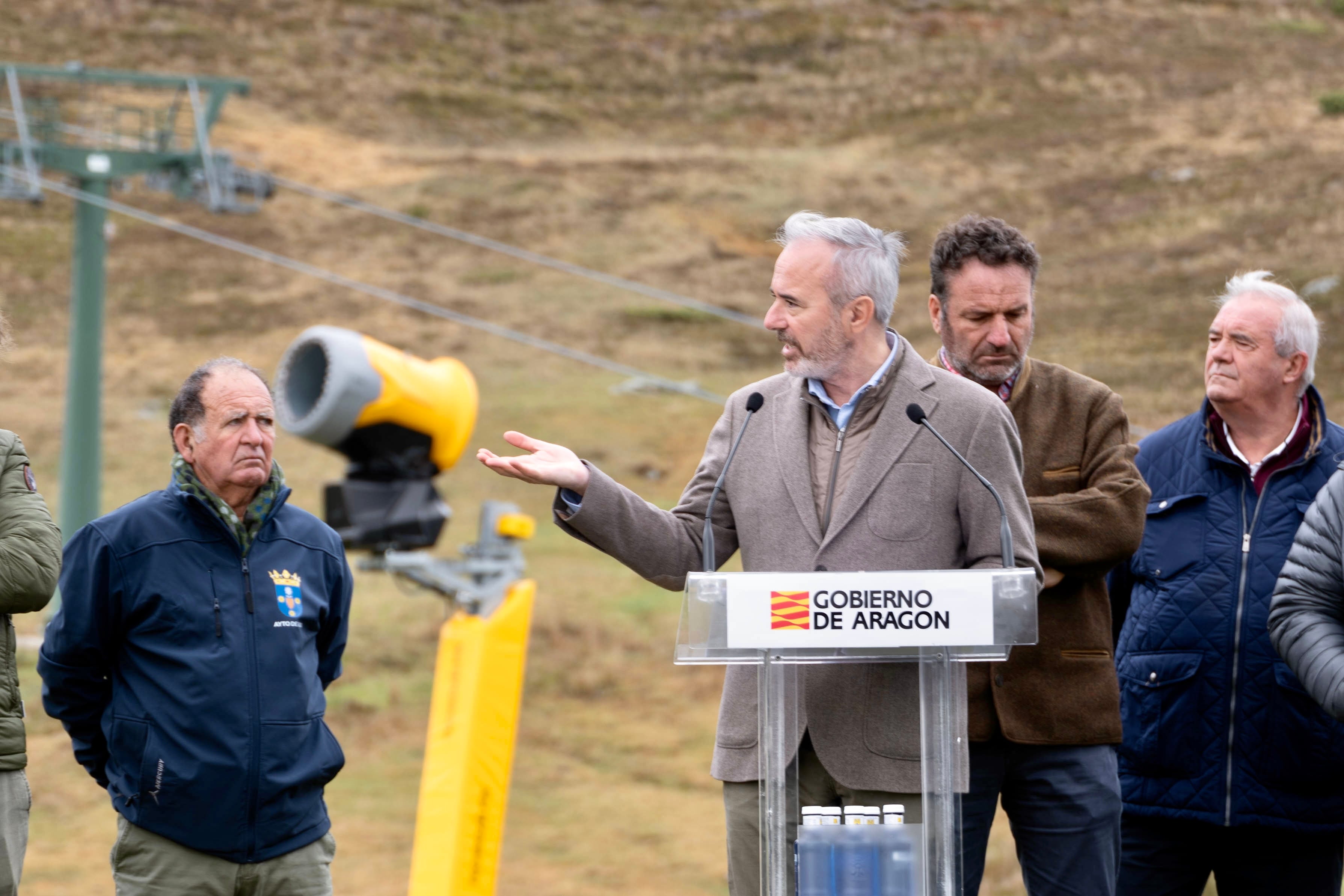 El presidente del Gobierno de Aragón, Jorge Azcón, en la estación de esquí de Formigal este miércoles. Fabián Simón