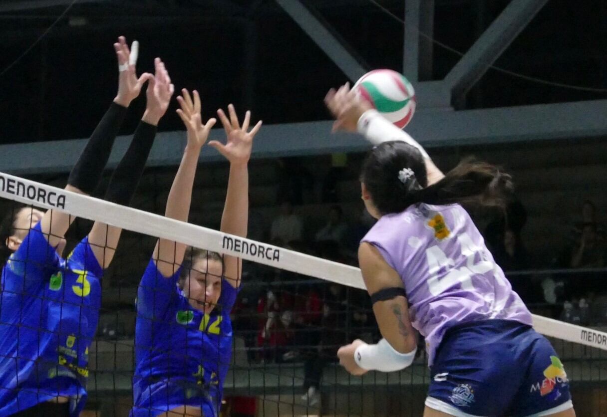 Laura Pascua esmaixa una pilota davant la oposició de les jugadores del Gran Canaria.