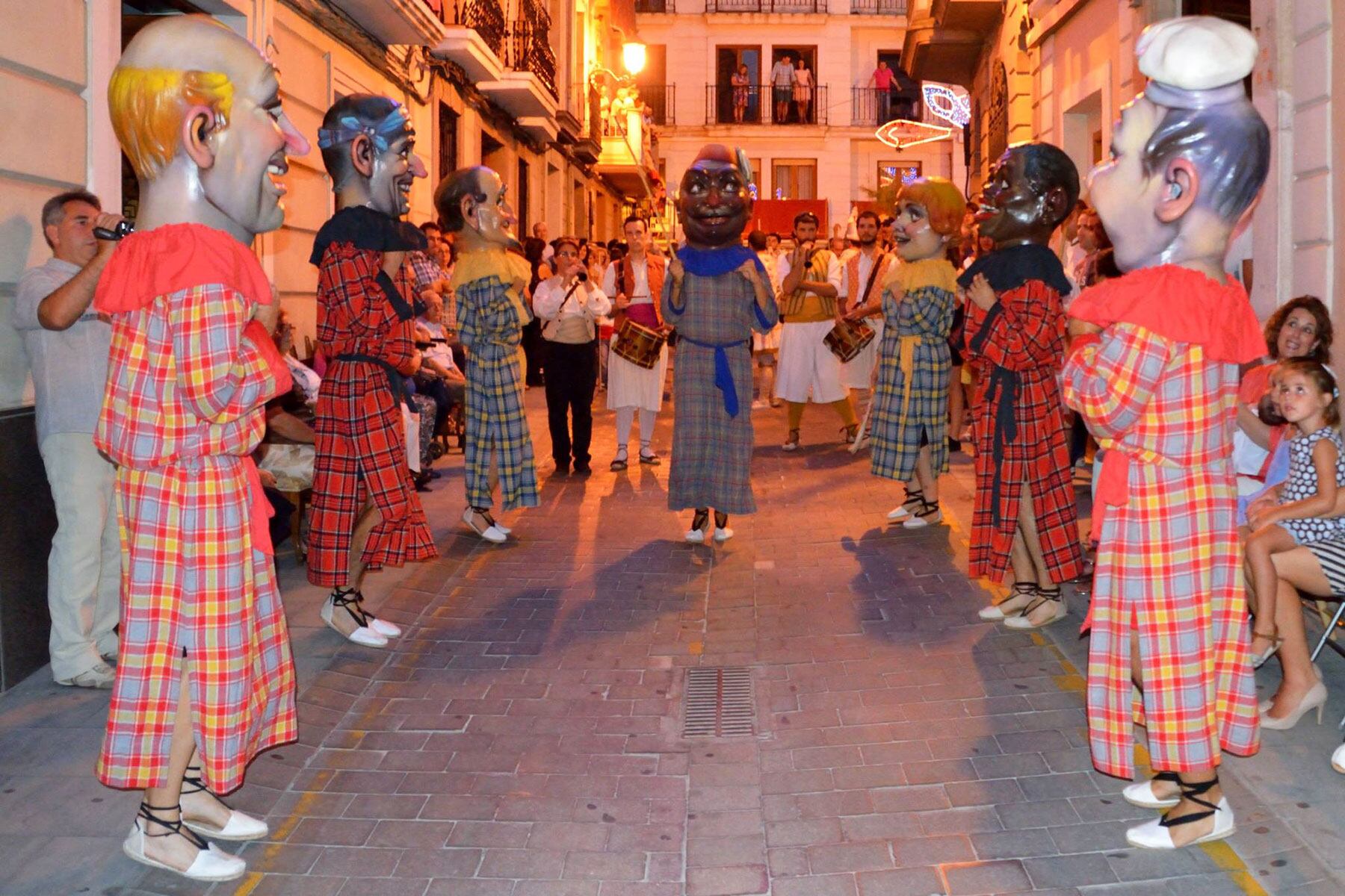 Imatge del ball dels Cabolos que obri la comitiva de la Cavalcada que recorrerà els carrers de Bocairent aquesta vesprada