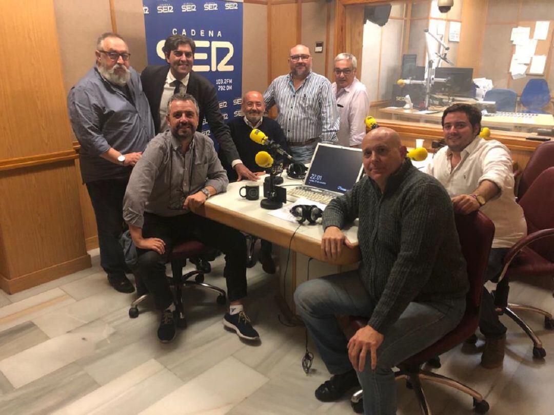 De izquierda a derecha en el estudio de Cruz de Guía, Bienvenido Puelles, Álvaro Enríquez, Paco García, Pepe de Anca, Manolo Romero, José Manuel García, Luis Chamorro y José Manuel Peña