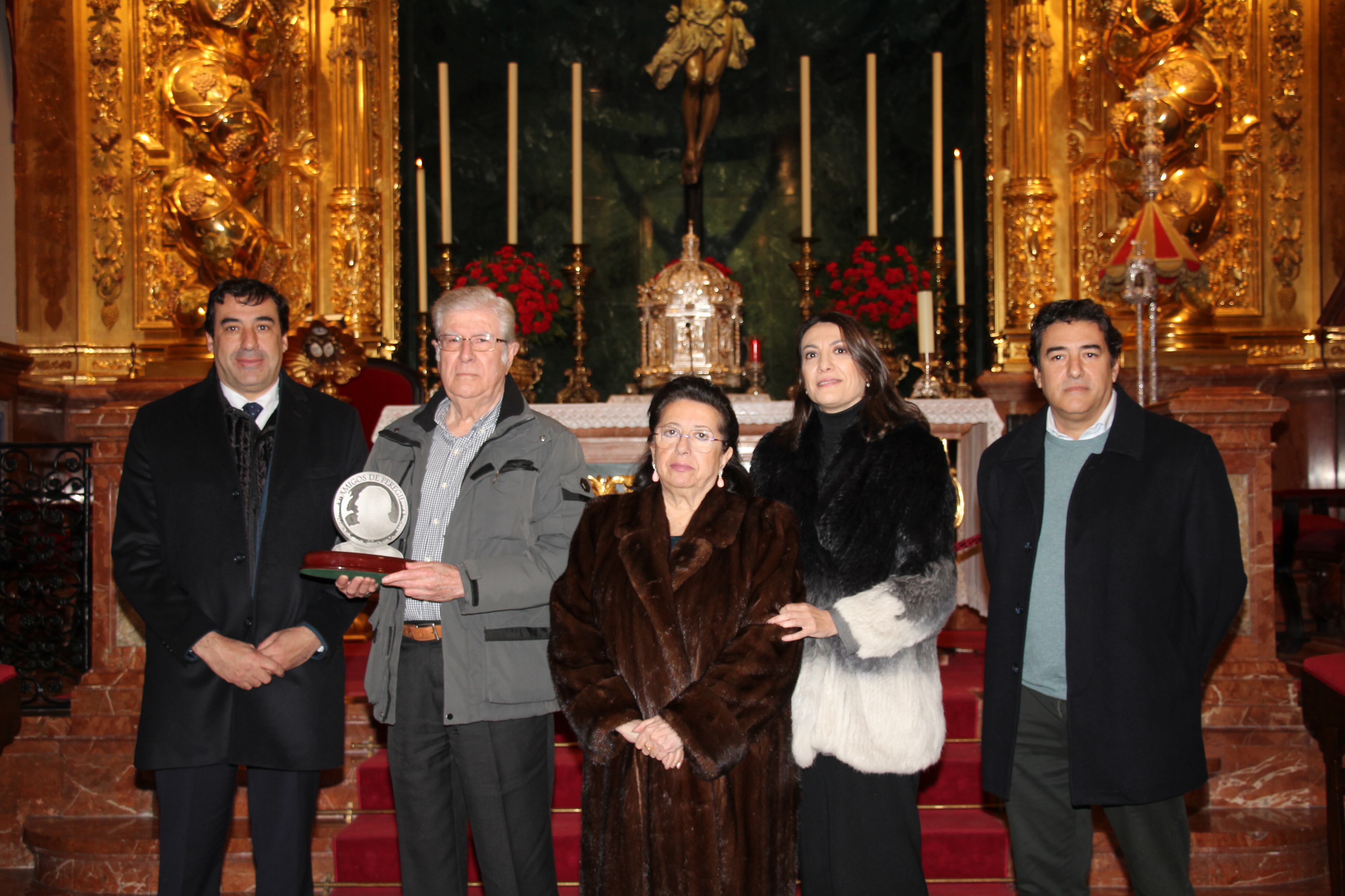 Ángel Vela, junto a la viuda y los hijos del recordado Pepe Peregil