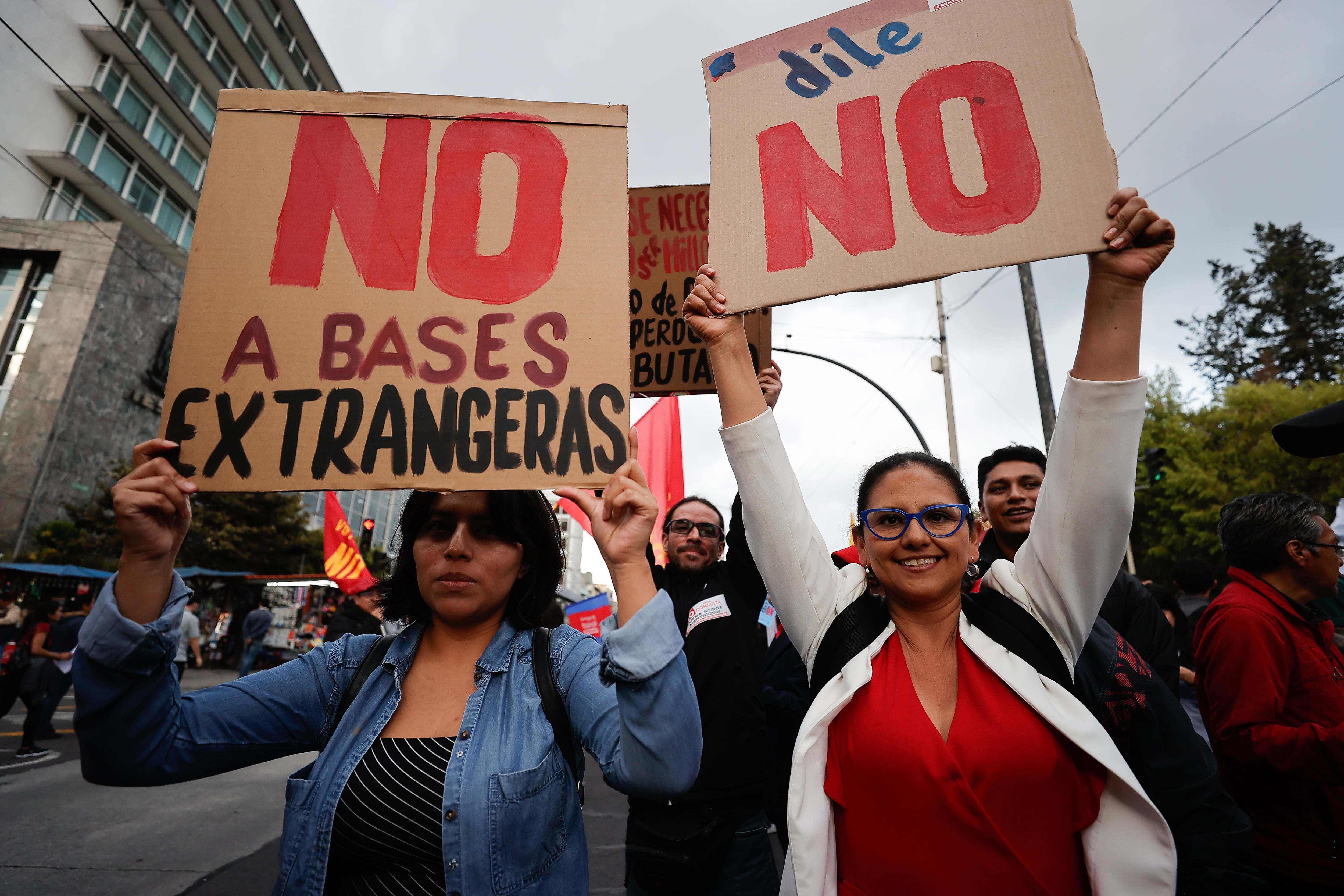 AME8512. QUITO (ECUADOR), 12/11/2025.- Personas se manifiestan en contra del referéndum convocado por el presidente de Ecuador, Daniel Noboa, este miércoles, en Quito (Ecuador). EFE/ José Jácome
