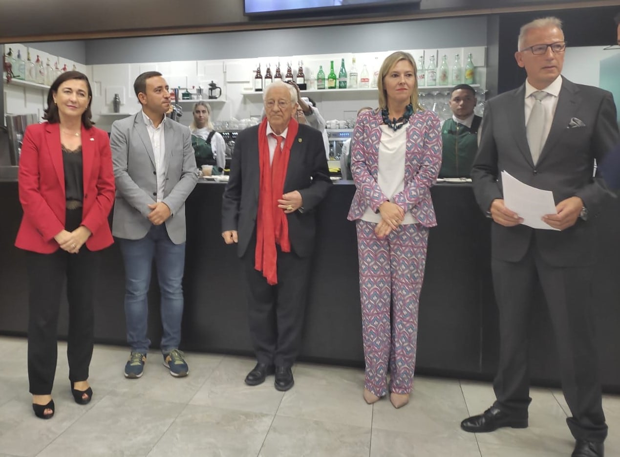 El Padre Ángel acompñado por Ignacio Rodríguez Puertas, Ana Otadui, Yolanda Díez y Ángel San Mamed en la Escuela de Hostelería de Leioa.