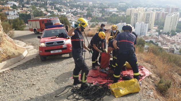 Los bomberos de Málaga actuando este lunes en El Atabal