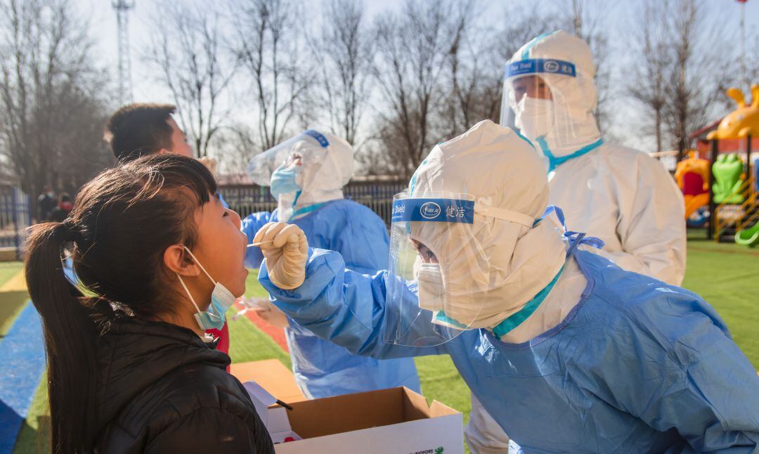 Sanitarios realizan una prueba PCR en la provincia de Hebei.