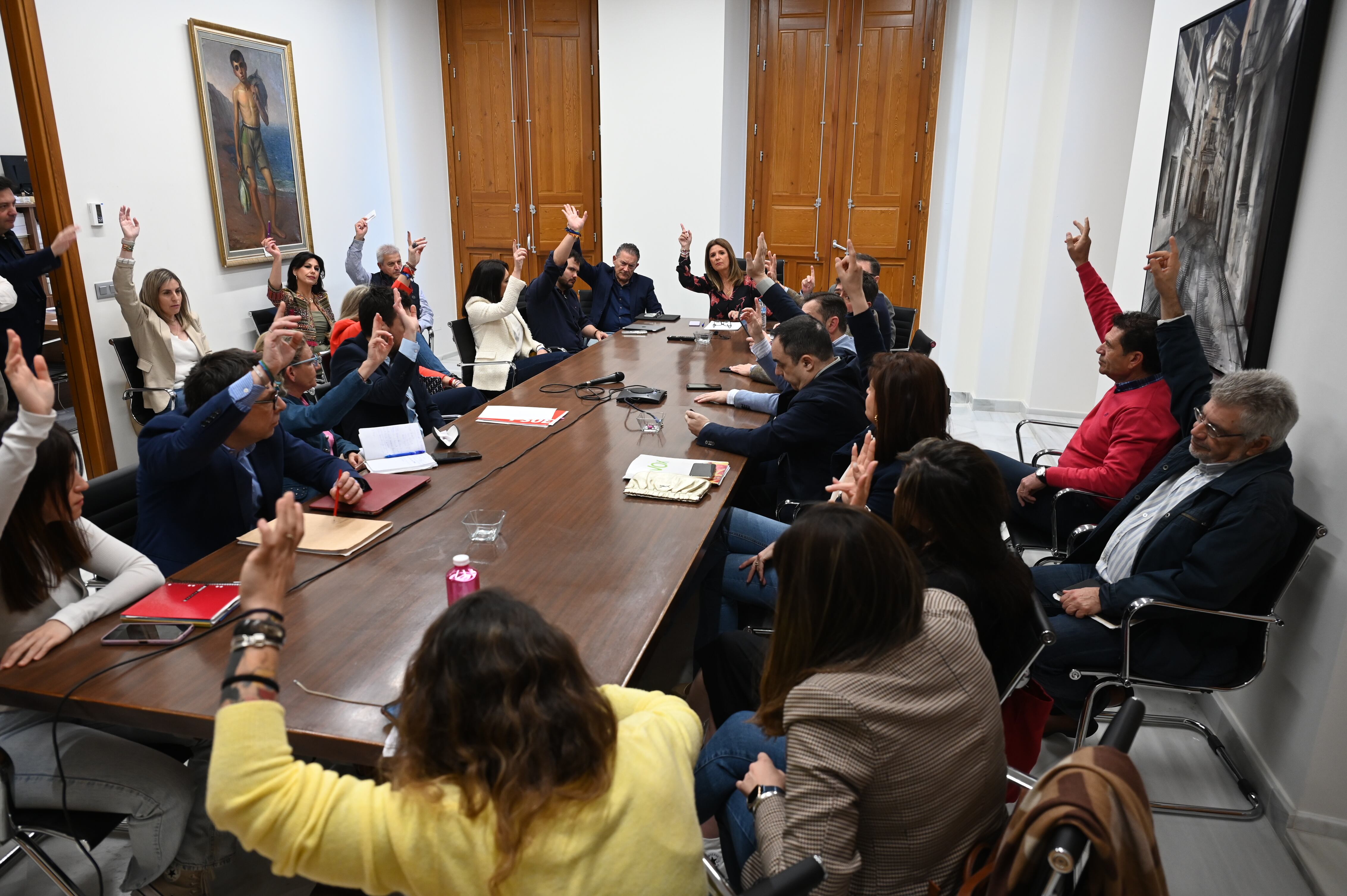 La corporación, durante la votación para aprobar, definitivamente, la licitación de las obras en Linarejos.