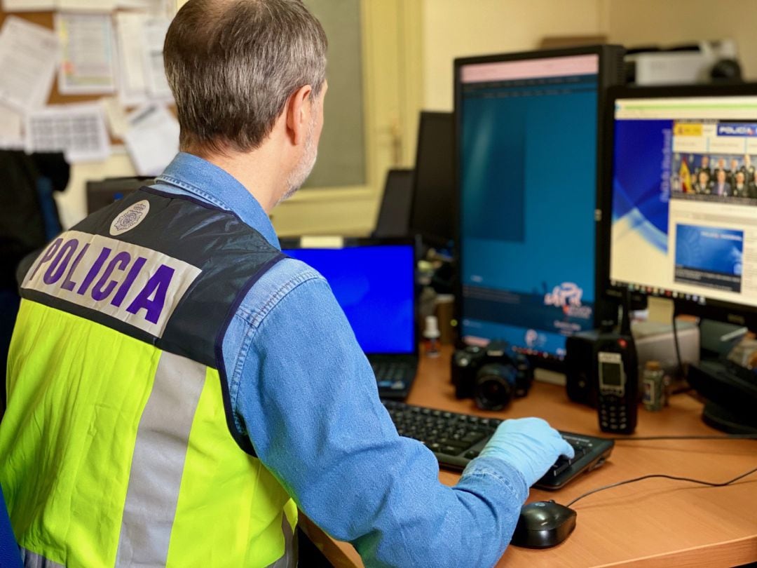 Policía investigando delitos en Internet