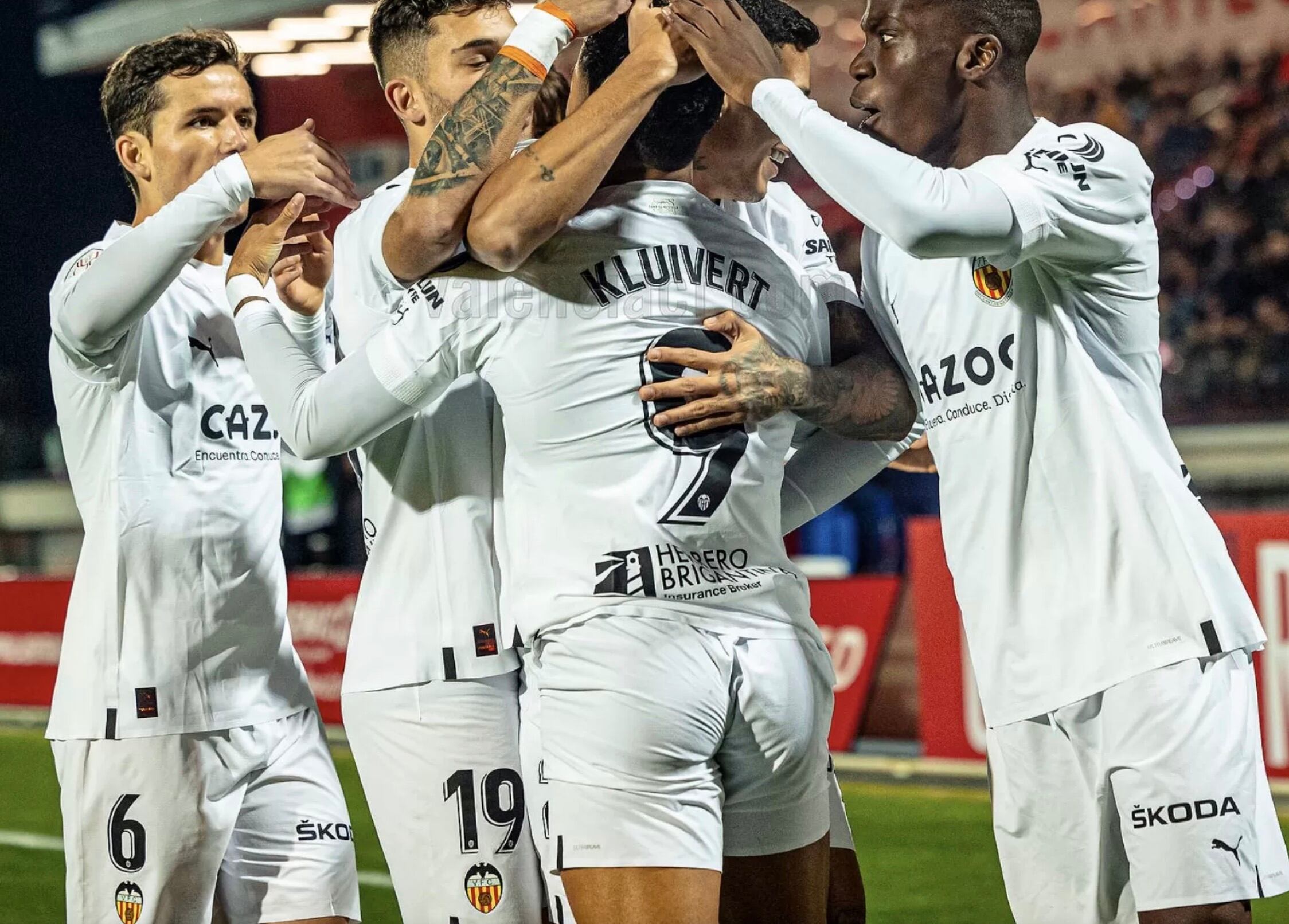 Los jugadores del Valencia celebran un gol en La Nucía