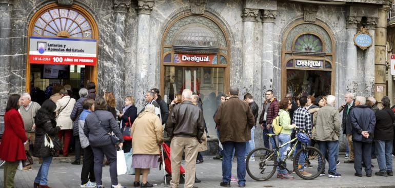 Largas colas en la administración de loteria Azcarreta, situada en el arenal bilbaino, para comprar loteria para el tradicicional sortero navideño en 2016.