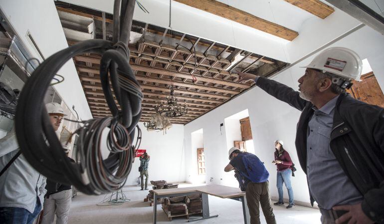 El delegado del Gobierno, Juan Carlos Moragues, ha visitado las obras de rehabilitación y reconstrucción del Palacio del Temple. En la imagen el arquitecto muestra el artesonado del siglo XV en una de las salas del palacio.