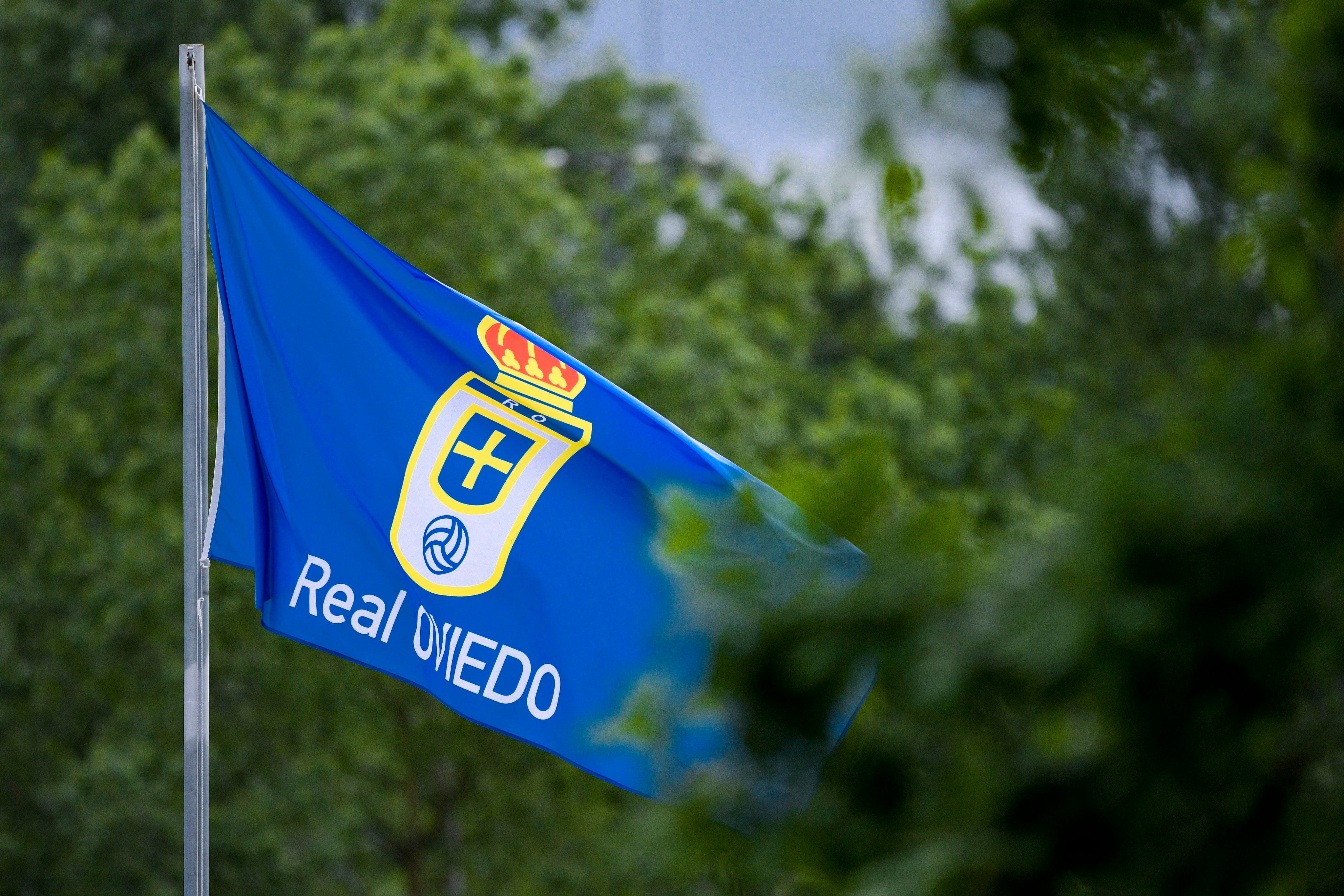 Bandera del Real Oviedo en El Requexón