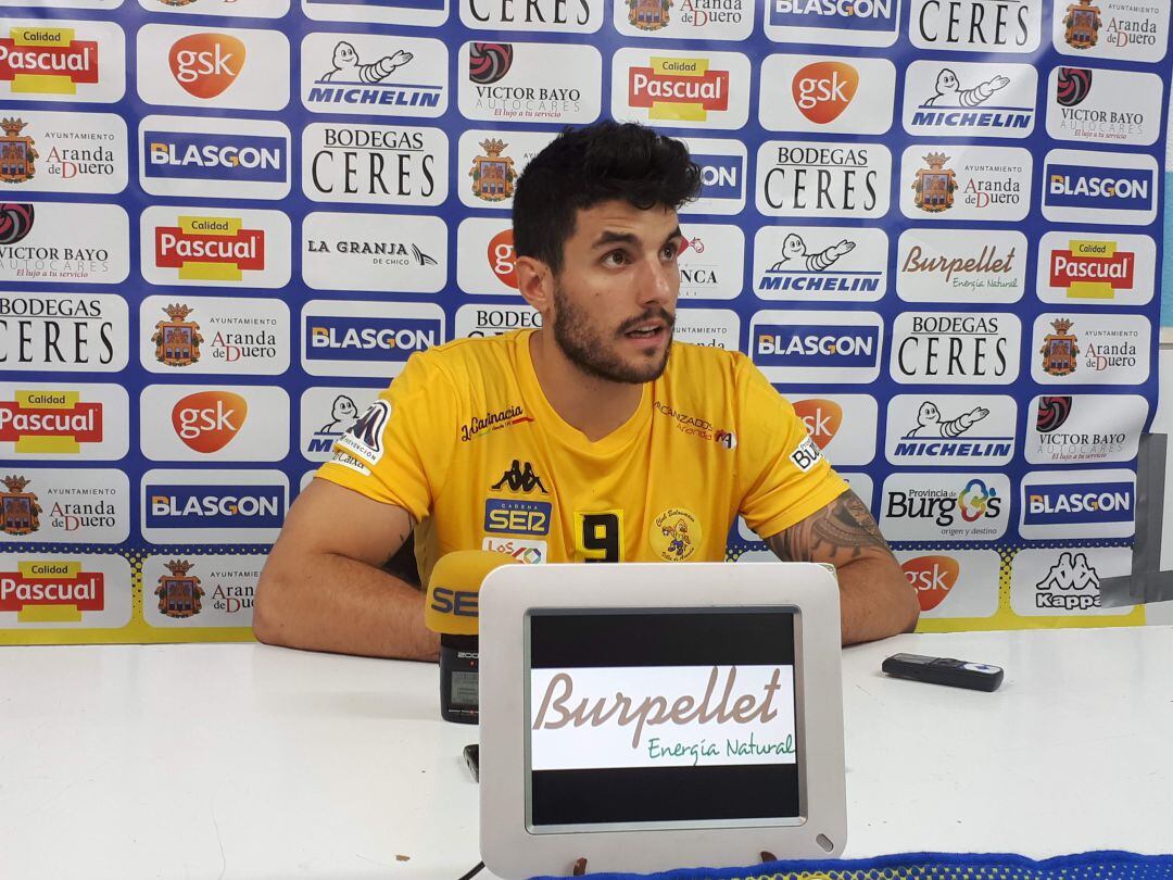 Alberto Molina en una rueda de prensa como jugador del BlasGon y Bodegas Ceres.