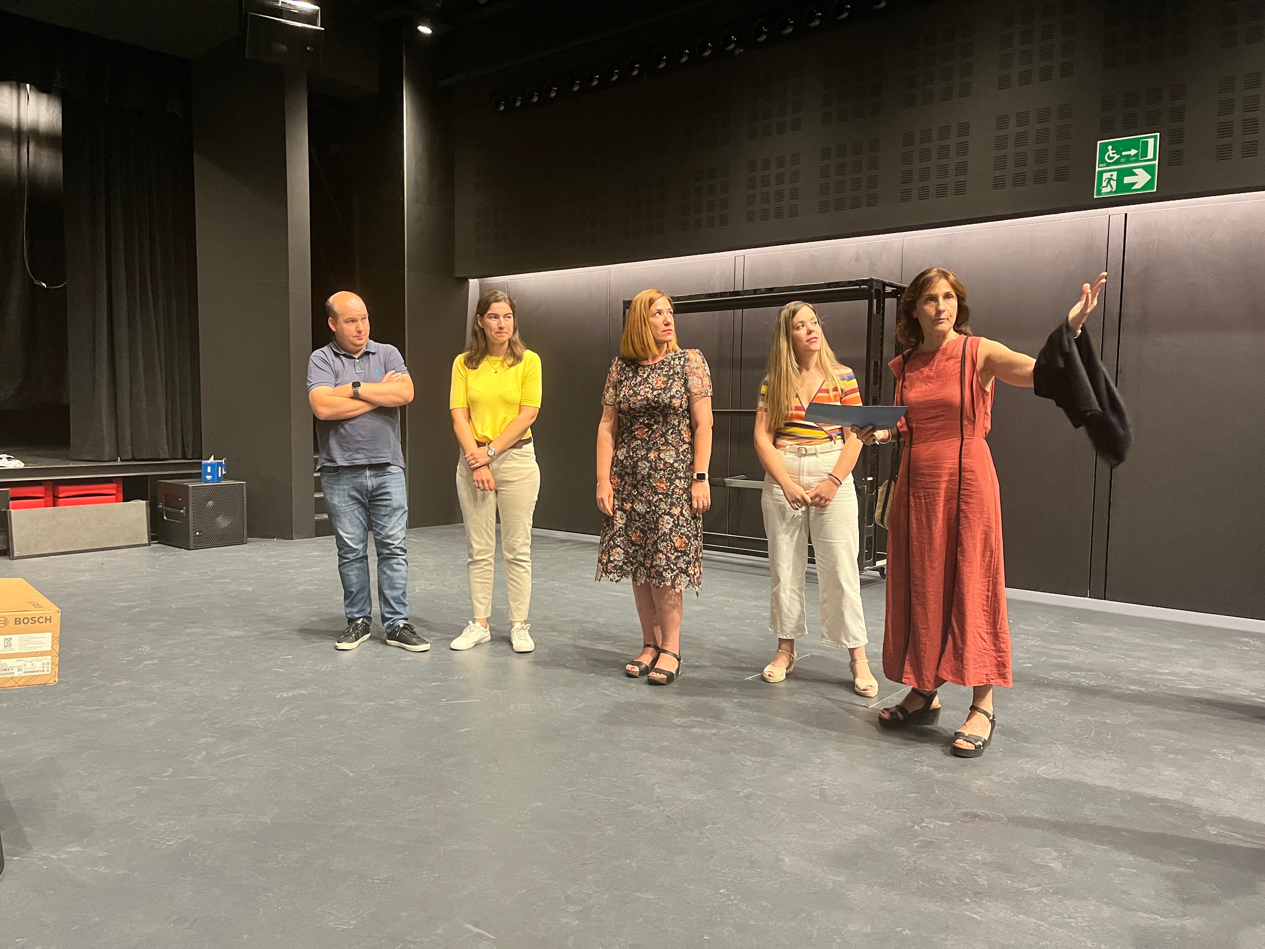 El delegado de Obras Gorka Álvarez, la delegada de Cultura Nuria Alzaga, la alcaldesa de Irun Cristina Laborda y la delegada de Juventud Sandra Caballero durante la visita al CBA.