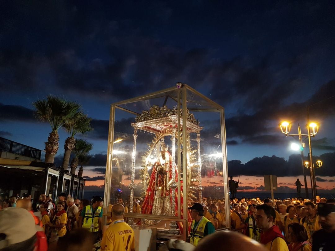 La Virgen de Candelaria a su salida de la Basílica