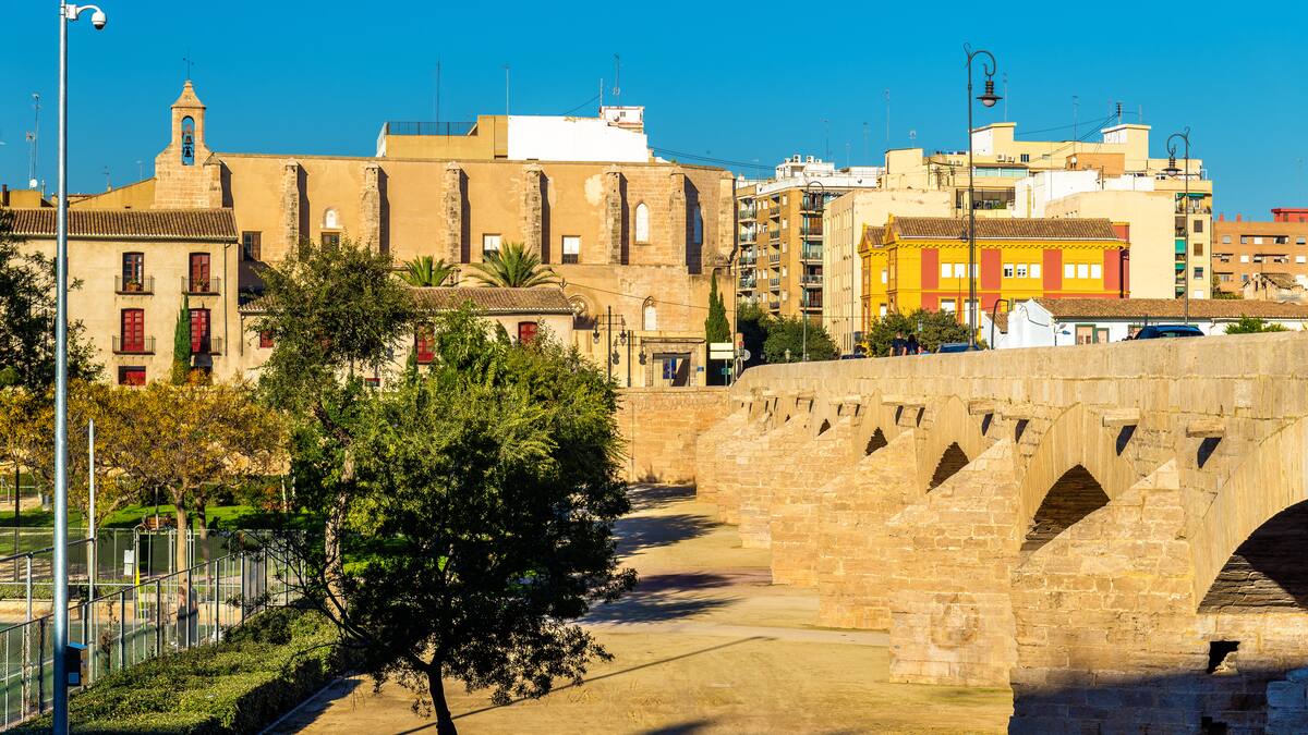 Una de las bibliotecas pérdidas más importantes de España está bajo un puente: esta es su historia