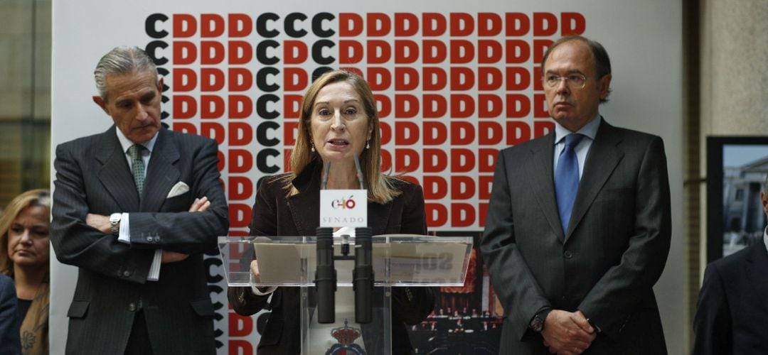 El presidente de Europa Press, Asís Martín de Cabiedes (I), la presidenta del Congreso de los Diputados, Ana Pastor,  y  el presidente del Senado, Pío García-Escudero