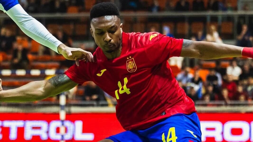 Renato en un partido con la selección española