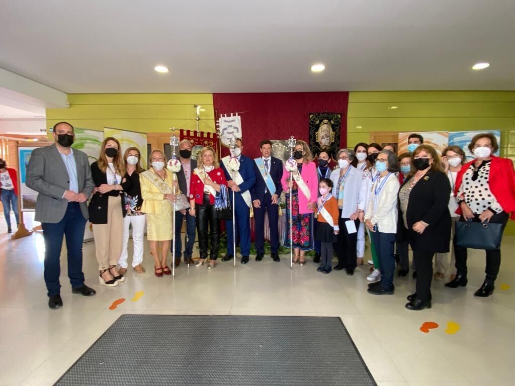 Tradicional convite de banderas anunciando la celebración de la Romería de la Virgen de la Cabeza.