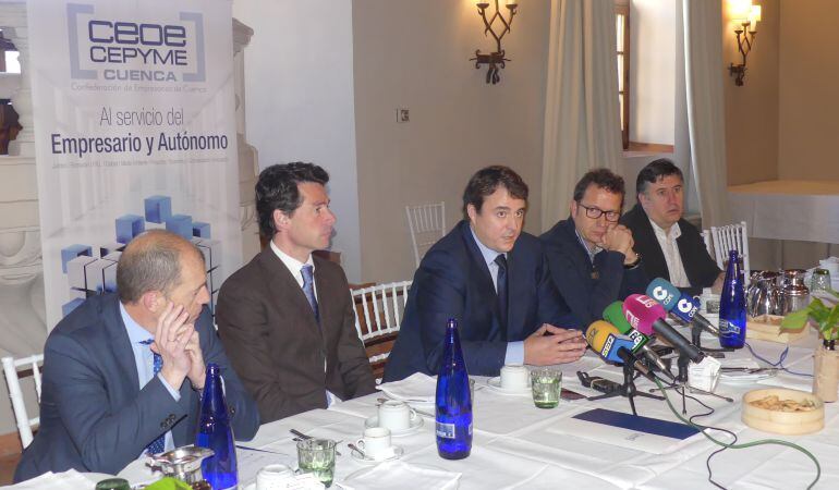 David Peña, en el centro, junto a los miembros de su Junta Directiva