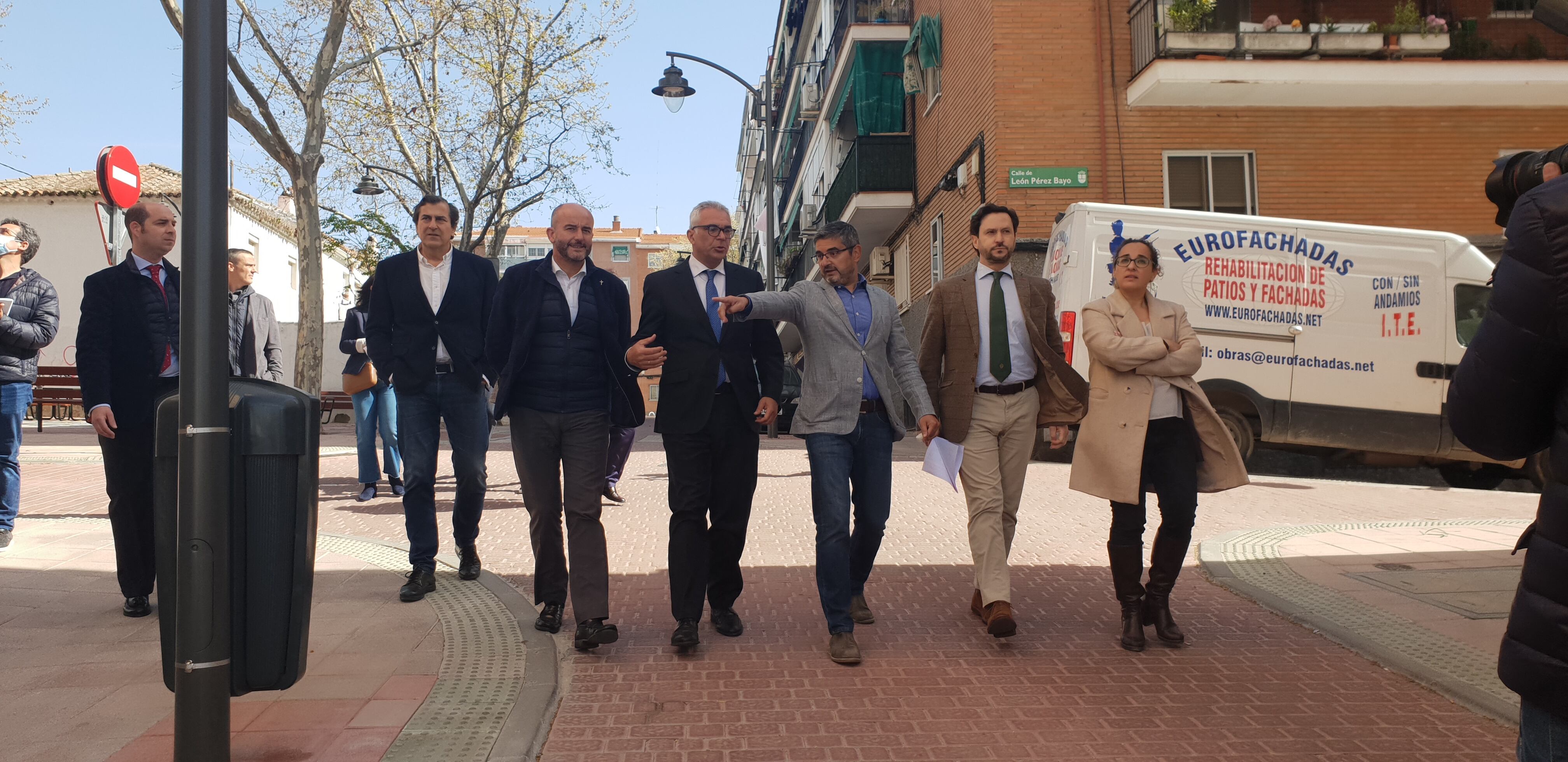 Visita a Alcobendas del consejero de Administración local y Digitalización de la Comunidad de Madrid, Carlos Izquierdo, acompañado del vicealcalde de la localidad, Rafael Sánchez Acera