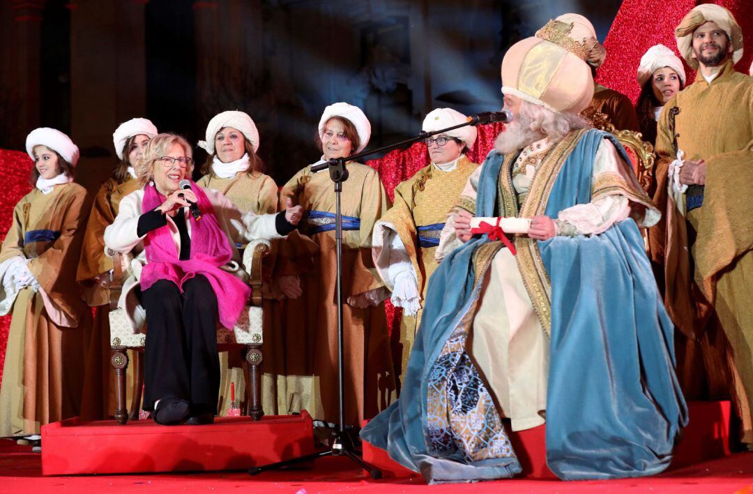  La alcaldesa de Madrid Manuela Carmena (i), junto al rey Melchor (d), recibe a los Reyes Magos en la Plaza de Cibeles