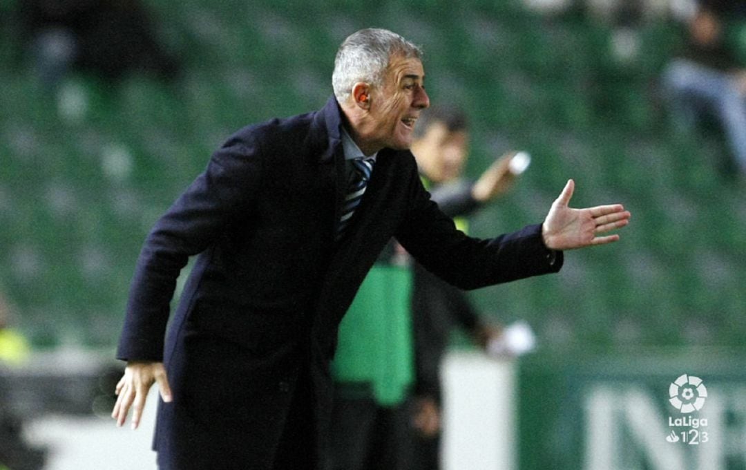 Lucas Alcaraz dirigiendo al Real Zaragoza en el estadio Martínez Valero de Elche