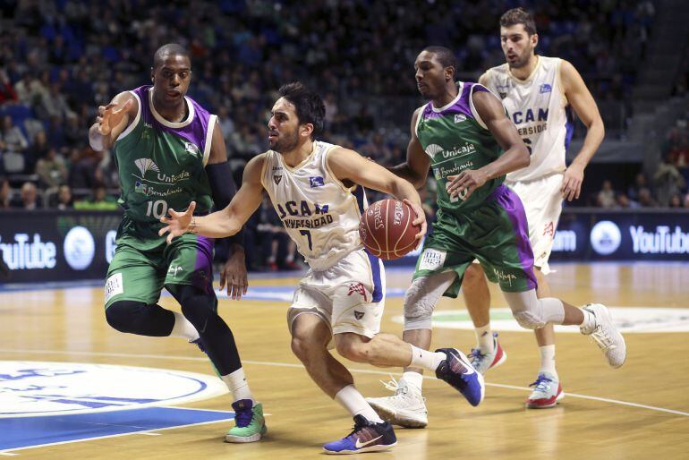 Thomas intenta frenar a Campazzo en el partido del Carpena