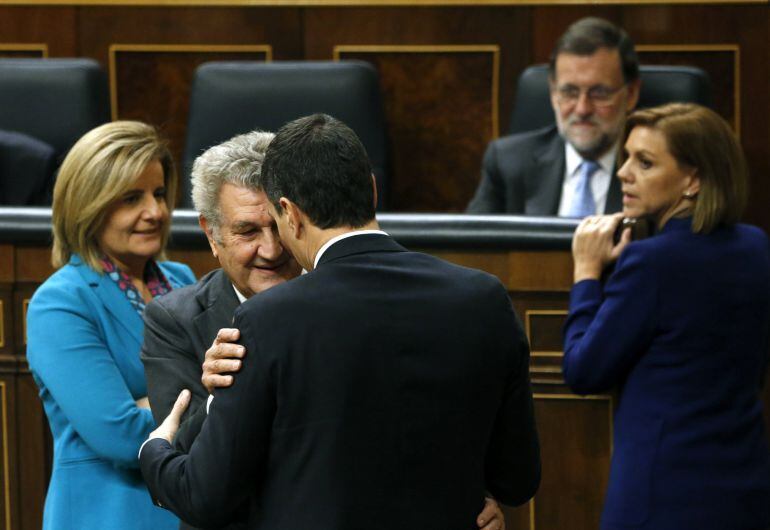 El presidente saliente del Congreso de los Diputados, Jesús Posada (2-i), saluda al secretario general del PSOE, Pedro Sánchez, en presencia del jefe del Ejecutivo, Mariano Rajoy (2-d); la ministra de Empleo, Fátima Báñez (i), y la secretaria general del 