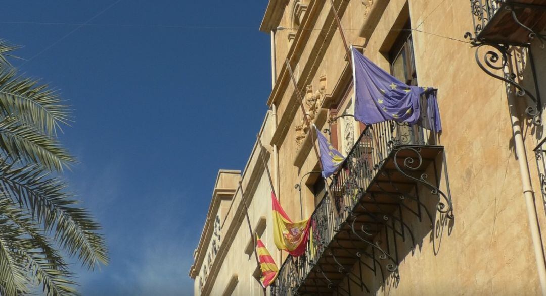 Fachada del Ayuntamiento de Elche con las banderas a media asta