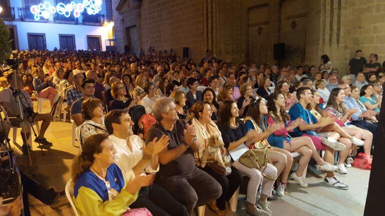 Público asistente a la gala final del festival Dijous de Comèdia, celebrado durante las fiestas de Fogueres en 2015, en Xàbia.