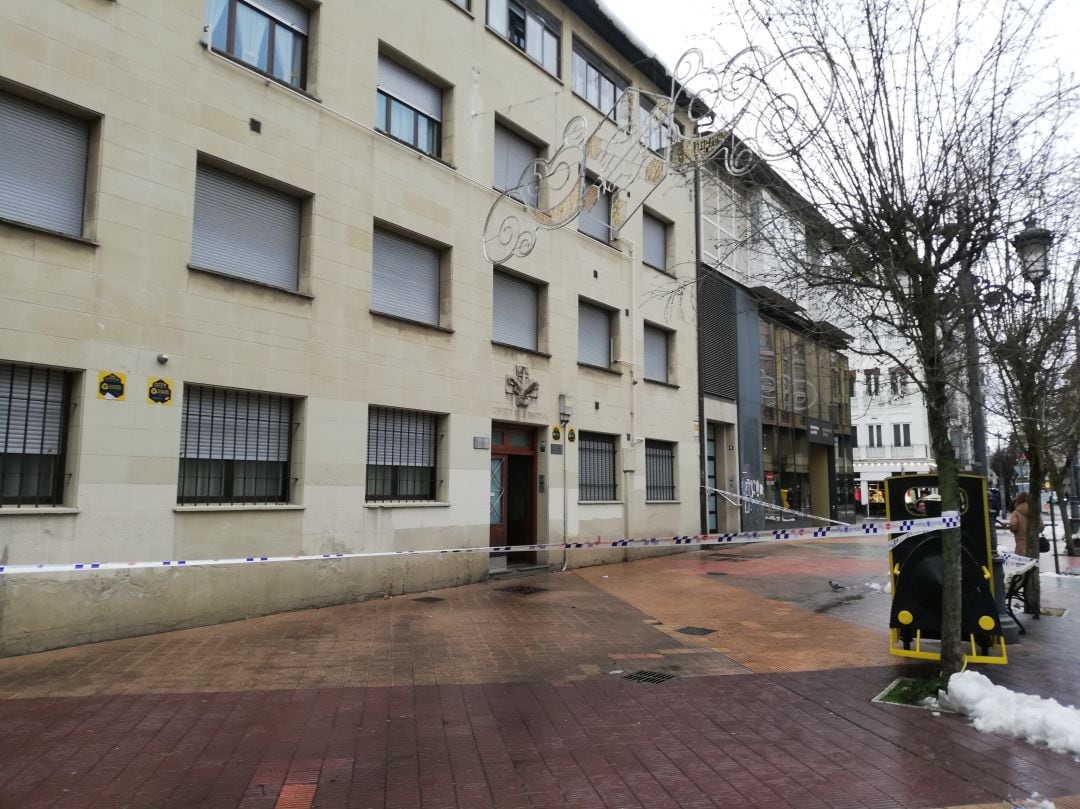 El riesgo de caída de nieve ha obligado a acordonar algunas zonas de Vitoria