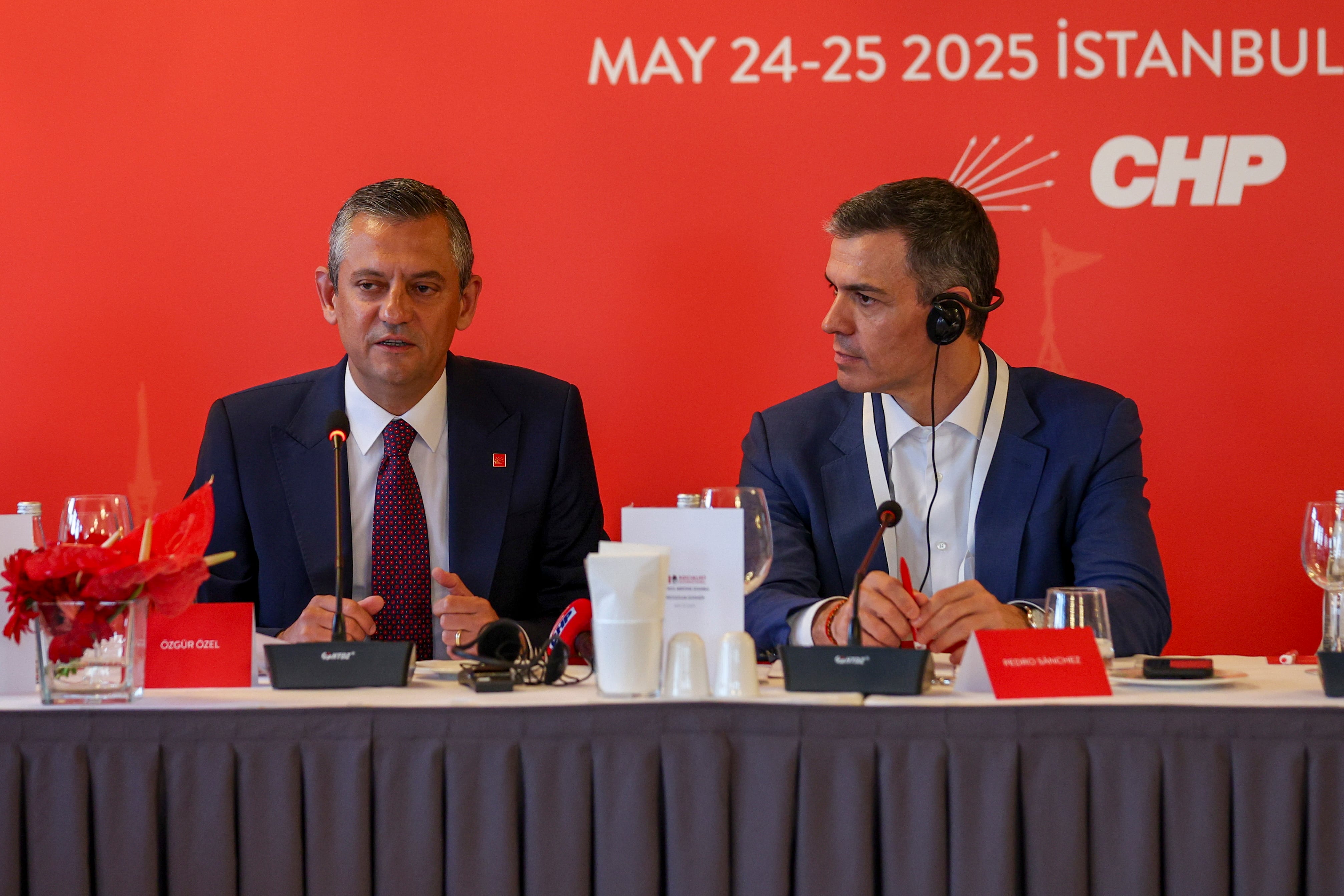 El presidente del Gobierno, Pedro Sánchez, durante una reunión en Estambul en el marco de la Internacional socialista. EFE/EPA/REPUBLICAN PEOPLE'S PARTY HANDOUT