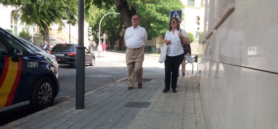 José Merino y su hija, imputados en la trama del Caso Matinsreg a la salida de los juzgados.