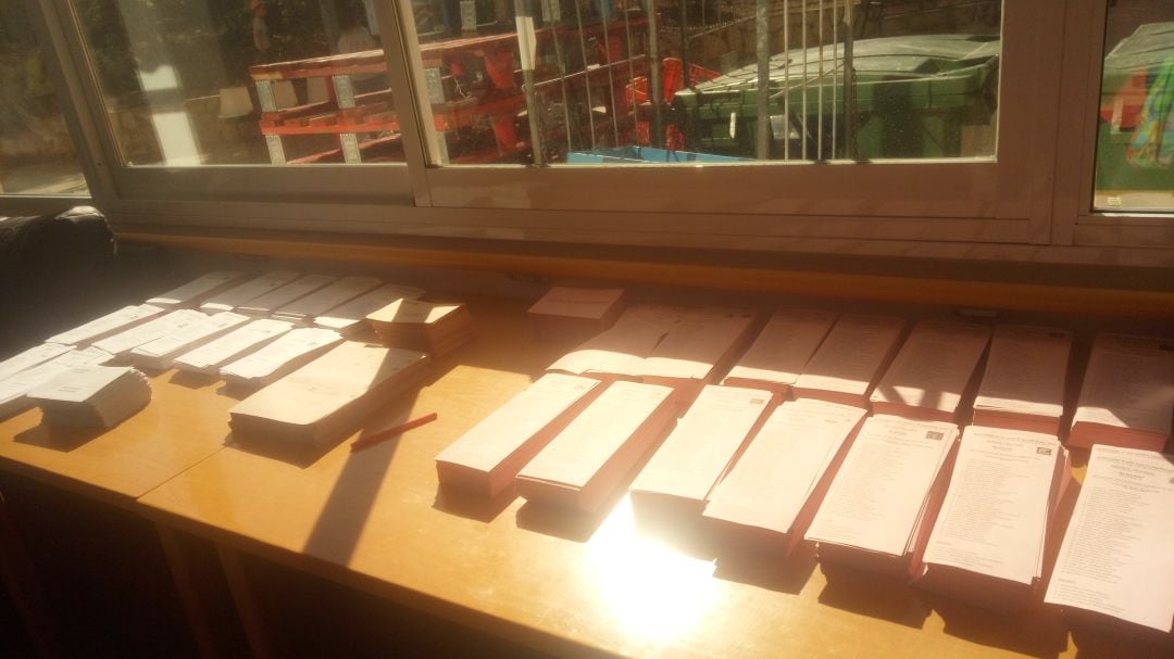 Papeletas en un colegio electoral de Dénia, en las Elecciones Generales y Autonómicas del 28-A.