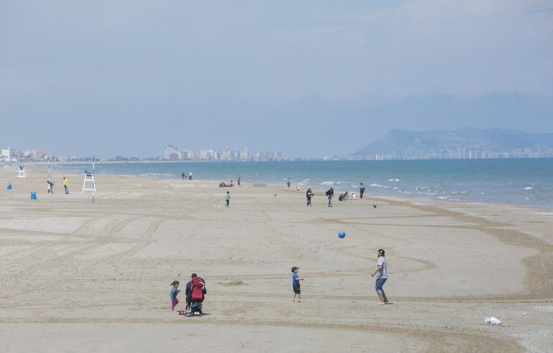 La playa de Gandia en el primer día de paseo de los niños 
