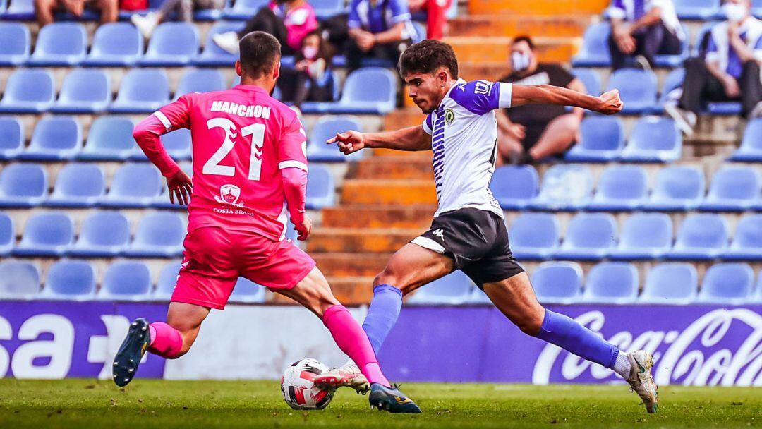 El jugador del Hércules, Abde, en un lance del partido ante la UE Llagostera en el Rico Pérez