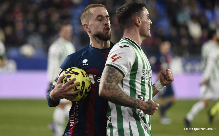 Pulido en el Huesca-Córdoba del lunes por la noche.