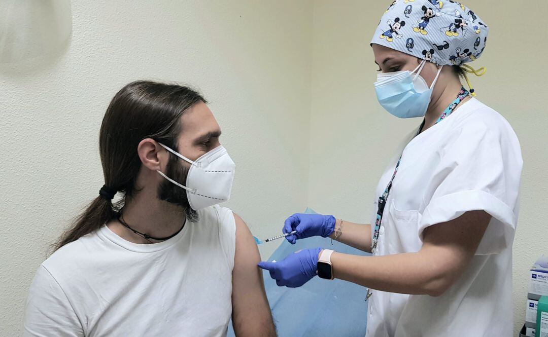 La enfermera Iris Herranz administra la vacuna al enfermero Andrés García