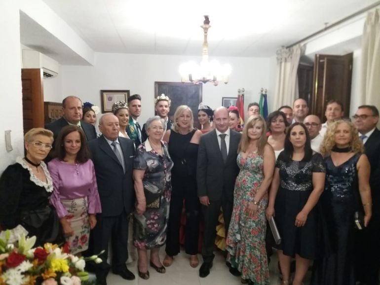 Foto de familia con autoridades y familiares de la pregonera