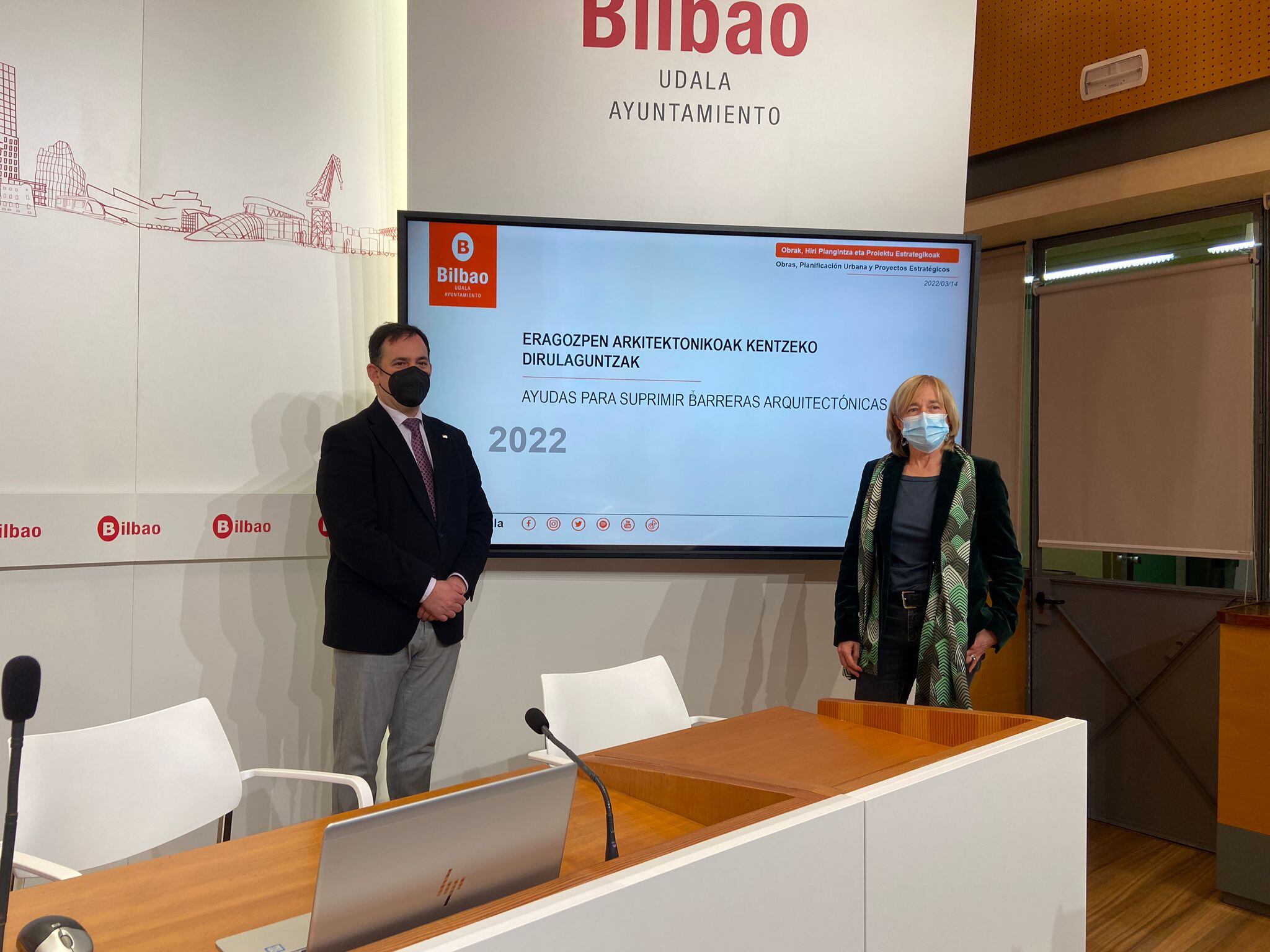 La presentación de las ayudas para suprimir barreras arquitectónicas en el Ayuntamiento de BIlbao.