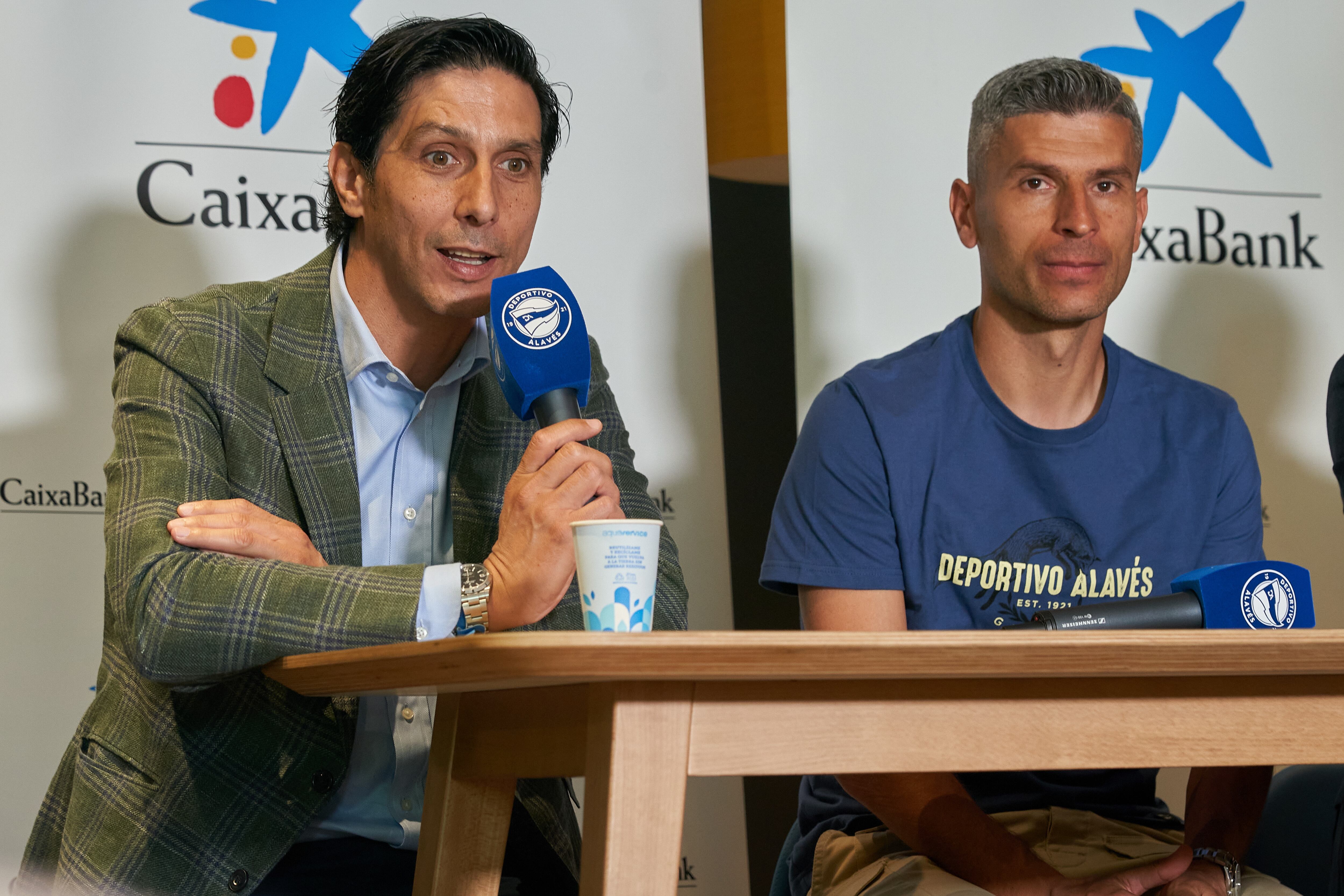 Sergio Fernández (i), director deportivo del Alavés ha presentado hoy martes a Salva Sevilla como nuevo jugador albiazul. EFE/L. Rico