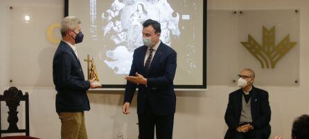 Mario Moya, imaginero, pintor y escultor recibe el premio Cruz de Guía de Radio Huelva de manos de Emilio Ponce, director de la Fundación Caja Rural del Sur