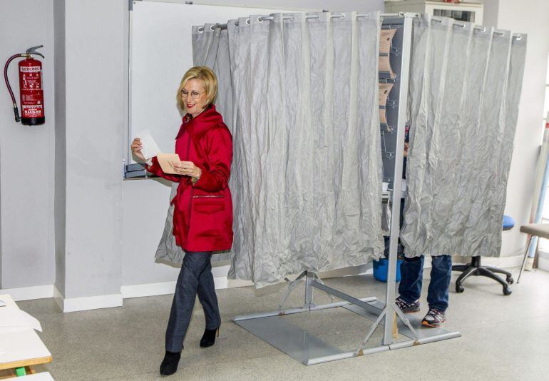 La portavoz nacional de UPyD, Rosa Díez, momentos antes de ejercer su derecho al voto en un colegio de Sodupe, en Güeñes (Bizkaia), durante la jornada de elecciones municipales y autonómicas que se celebran hoy. EFE/Miguel Toña