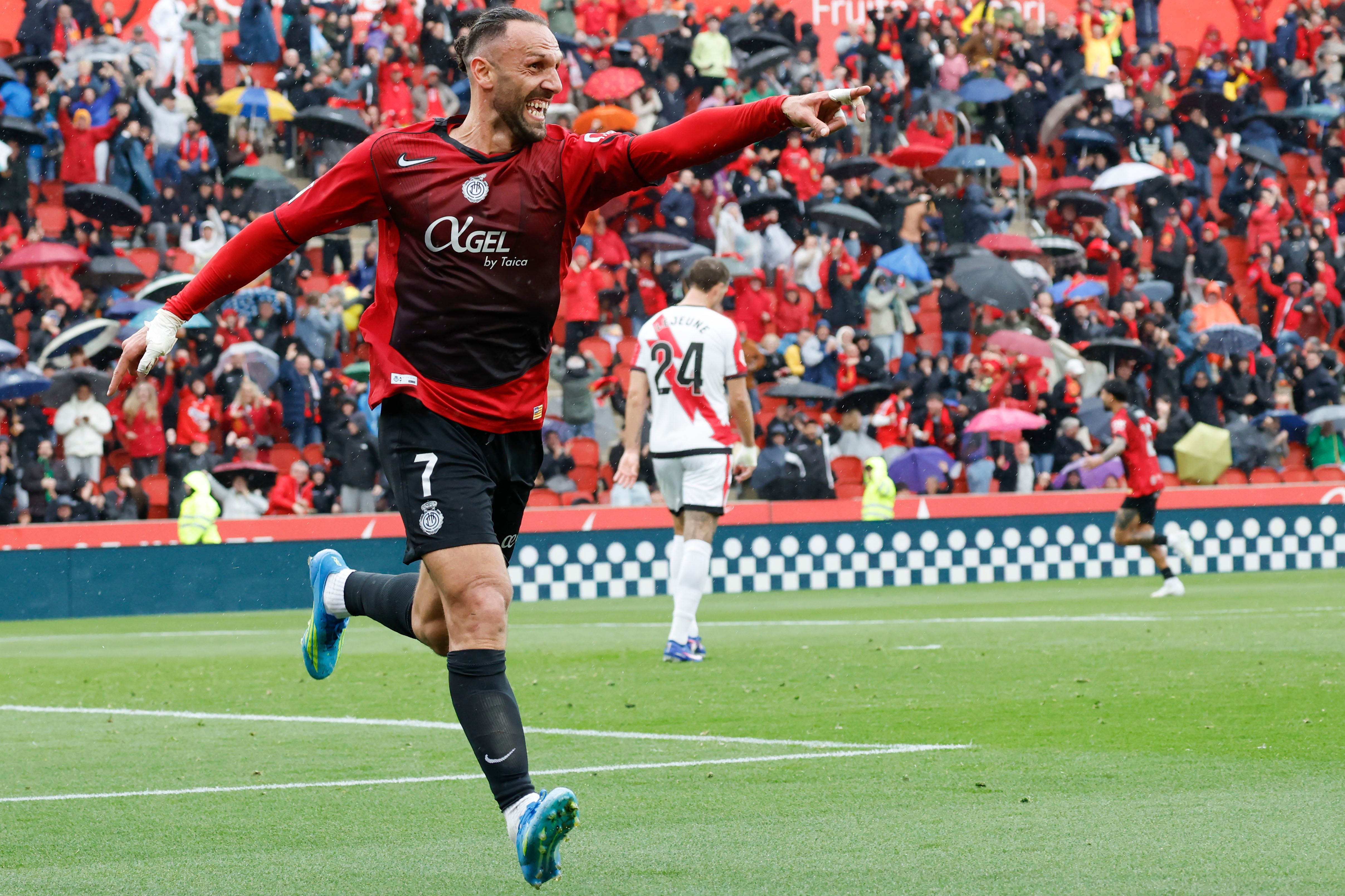 PALMA, 12/04/2026.- El jugador del Real Mallorca Vedat Muriqi celebra su segundo gol contra el Rayo Vallecano, durante el partido de la jornada 31 de LaLiga EA Sports entre el Real Mallorca y el Rayo Vallecano, este domingo en el Estadi Mallorca Son Moix.- EFE/ Cati Cladera