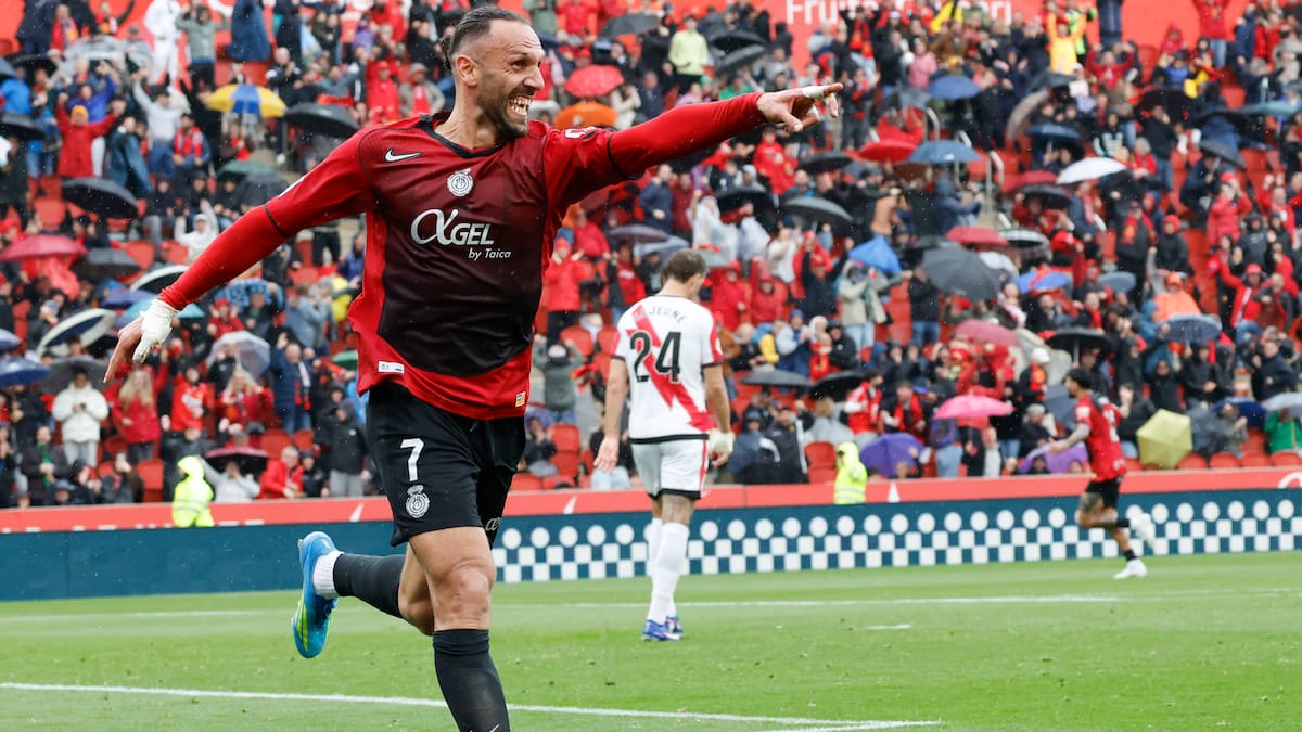 Ni Lewandowski, ni Julián Álvarez: la sorprendente dupla que propone Santi Giménez para el ataque del FC Barcelona