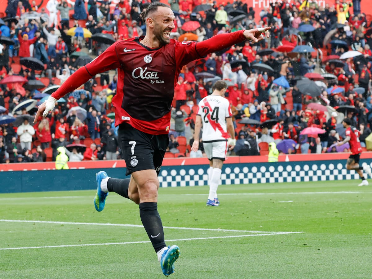 Ni Lewandowski, ni Julián Álvarez: la dupla bomba que propone Santi Giménez para el ataque del FC Barcelona