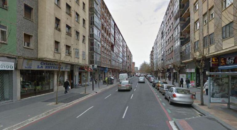 Calle Basoa un hombre echa a su madre de casa